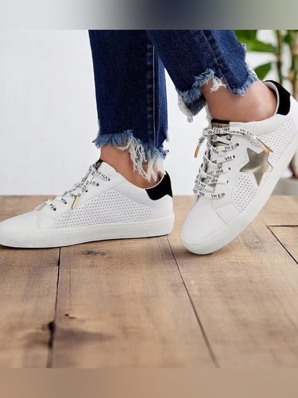 Vintage Havana White Gold Star Sneakers Size 10